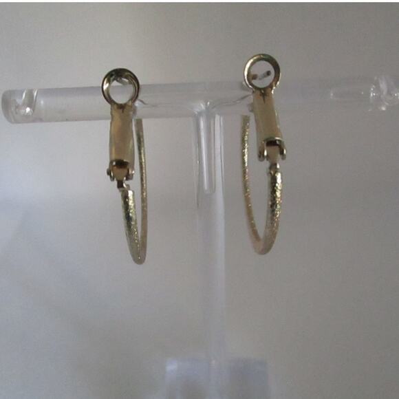 Vintage 80s/90s Gold Tone Hoop Earrings Textured Glitter Finish 1in Latch Back - Picture 8 of 17